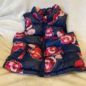 🦋5/$20!! Old Navy Floral Puffer Vest size 3T